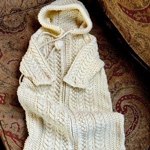 Hand knit infant  cream hooded baby bunting euc